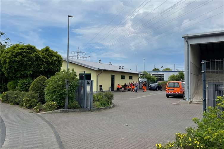 Am Betriebshof in Remagen können sich Bürgerinnen und Bürger leere Sandsäcke abholen. Die Befolgung erfolgt in Eigenregie - zum Beispiel mit Sand der städtischen Spielplätze.  Foto: ROB 