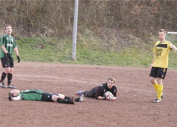 Am Boden befindet sich die SpVgg Bendorf nach der erneuten Niederlage beim TSV Lay. Die Kicker aus dem Rheinstadion unterlagen an der Mosel mit 1:4 und rutschen in der Tabelle weiter ab.        Foto:  -TH-