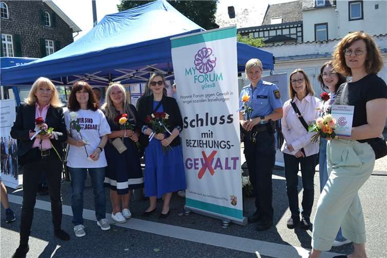Am Boemundring kamen die Mitglieder des Mayener Forum gegen Gewalt mit den Menschen ins Gespräch.  Foto: E. T. Müller