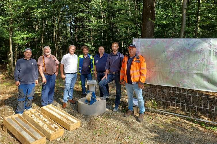 Am Bohrpunkt Dielkopf bei Welschneudorf trafen sich das Team der Wasserversorgung mit Bürgermeister Ulrich Richter-Hopprich und Vertretern der beteiligten Firmen, um die Ergebnisse der Erkundungsbohrung auszuwerten.  Fotos: VG Montabaur / Christina Weiß