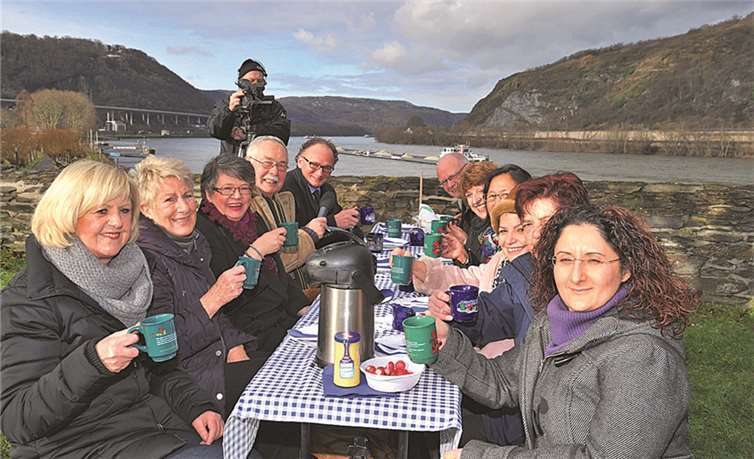 Am Bollwerk haben die Mitglieder der Projektgruppe „Lange Tafel“ schon mal geprobt. Am 13. Juni werden sie eine mehrere hundert Meter lange Tafel in den Rheinanlagen entstehen lassen, an der gemeinsam gegessen wird.Stadt Andernach/Maurer