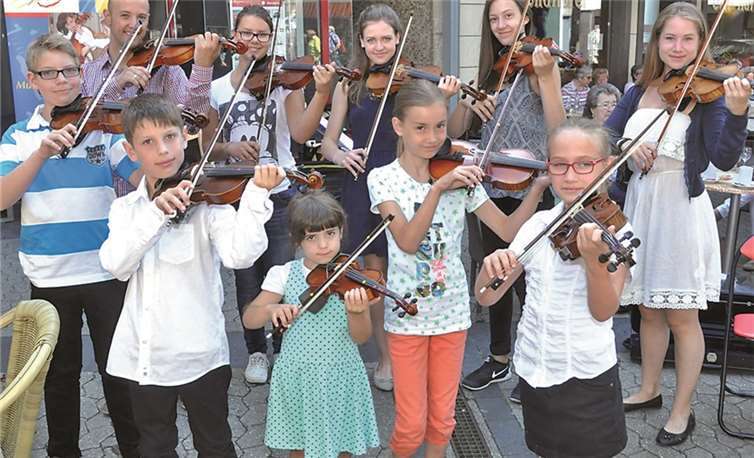 Am Brückentor erklangen die Geigen der „Suzuki-Gruppe“ aus Kobern Gondorf. BS