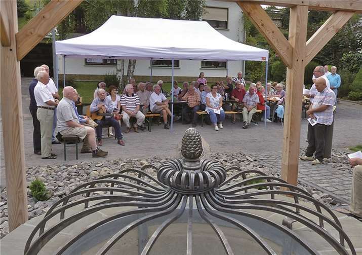 Am Brunnen feierten die Bandorfer ihr Wenzelfest, mit viel Engagement war der Platz gestaltet worden. WM