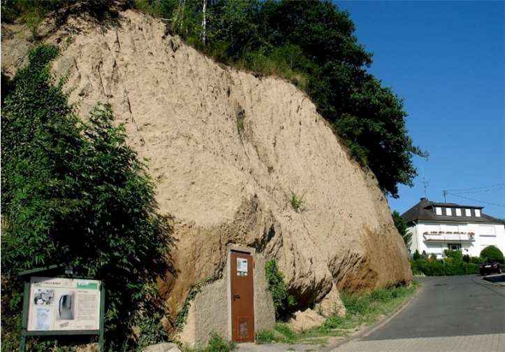 Am Bunkereingang ist der Treffpunkt für die Führungen. privat