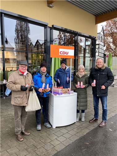 Am CDU-Infostand verteilten die Christdemokraten weihnachtliche Grüße an die Bürgerinnen und Bürger aus Linz und der Region.  Foto: CDU Linz