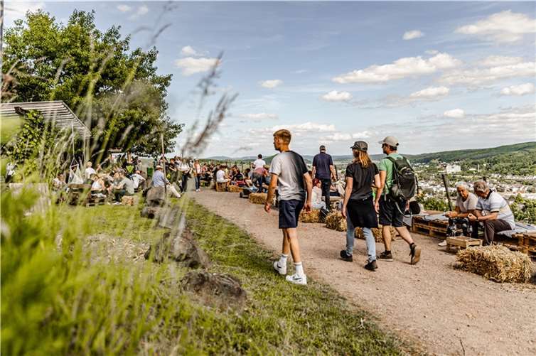 Am Christi-Himmelfahrt-Wochenende lädt der AhrWeinWalk in Ahrweiler zu Genuss im Weinberg ein.Foto: Max Harrus