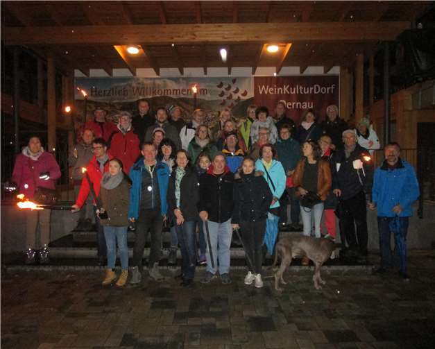 Am Dernauer Festplatz starteten die SV-Leichtathleten zu ihrer Fackelwanderung in Richtung Marienthal. privat