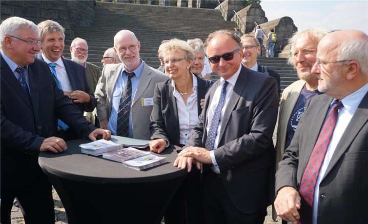 Am Deutschen Eck begrüßte der Koblenzer Oberbürgermeister Prof. Dr. Joachim Hofmann-Göttig (l.) die Gäste. STUKO