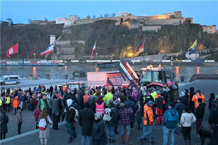 Am Deutschen Eck trafen sich rund 250 Menschen. Fotos: SCH