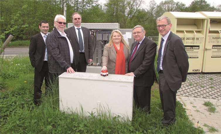 Am „Deutschen Eck“ wurde der Startbutton für die Inbetriebnahme des VDSL-Netzes durch die Ortsvorsteher der beiden Stadtteile - Friedhelm Moog (Kirchdaun) und Rudi Frick (Gimmigen) sowie dem Geschäftsführer der Betreiberfirma Blatzheim Networks Telecom GmbH - Günther Blatzheim - und Prokuristin und Ehefrau Bettina Blatzheim gedrückt. -Gnath-