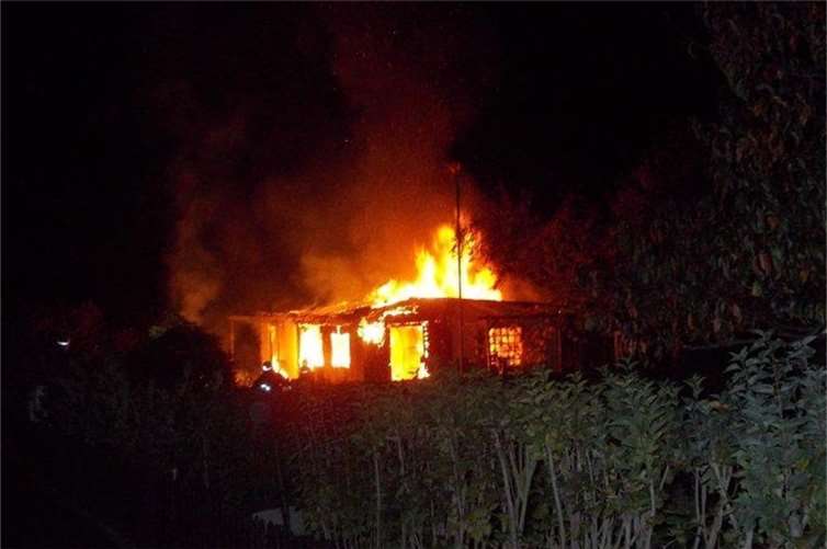 Am Dienstag, 22.10.2013, kam es gegen 22.20 Uhr zum Brand in einer Gartenanlage in der Koblenzer Eifelstraße. Dort geriet aus bislang ungeklärter Ursache ein Gartenhaus in Brand. Von diesem griffen die Flammen auf ein benachbartes Häuschen über. Beide brannten vollends ab. Die Feuerwehr war mit 47 Kräften im Einsatz. Um 23.46 Uhr war das Feuer gelöscht. Bezüglich der Brandursache hat die Kripo Koblenz die Ermittlungen übernommen. Zeugen werden gebeten, sich mit der Kripo Koblenz, Telefon: 0261-1031 in Verbindung zu setzen.