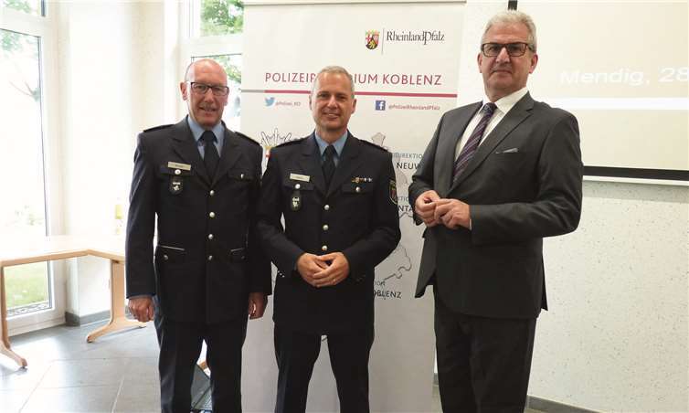 Am Dienstag, dem 28. Mai wurde Frank Heins –Mitte- von Polizeipräsident Karlheinz Maron (rechts) ins Amt eingeführt. Polizeidirektor Joachim Knopp moderierte die Feierstunde. Fotos: FRE