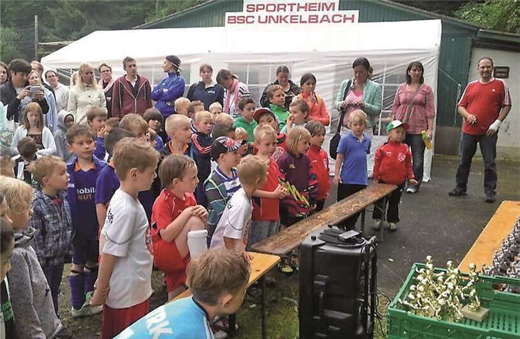 Am Dienstag startete das Bambiniturnier unter der Leitung von Weber und Hönerbach. Fünf Mannschaften nahmen teil, alle bekamen natürlich Pokale. AB