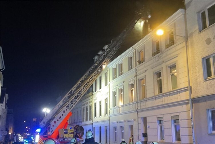 Am Dienstagabend ereignete sich in der Bonner Heerstraße ein ausgedehnter Kaminbrand.Foto: Feuerwehr und Rettungsdienst Bonn
