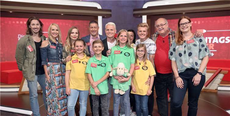 Am Donnerstag, 4. Oktober, tritt der Kinder- und Jugendchor aus Plaidt bei „Die Montagsmaler“ gegen Promis an. Hinten (von links): Gil Ofarim, Kristina Bach, Regina Halmich, Joachim Llambi, Guido Cantz, Swenja Thur, Colin Schäfer, Erwin Orth, Annika Pistono, vorne (von links): Sarah Pistono, Miro Schäfer, Magdalena Röder, Janika Kraus. SWR/Bavaria/Frank Hempel