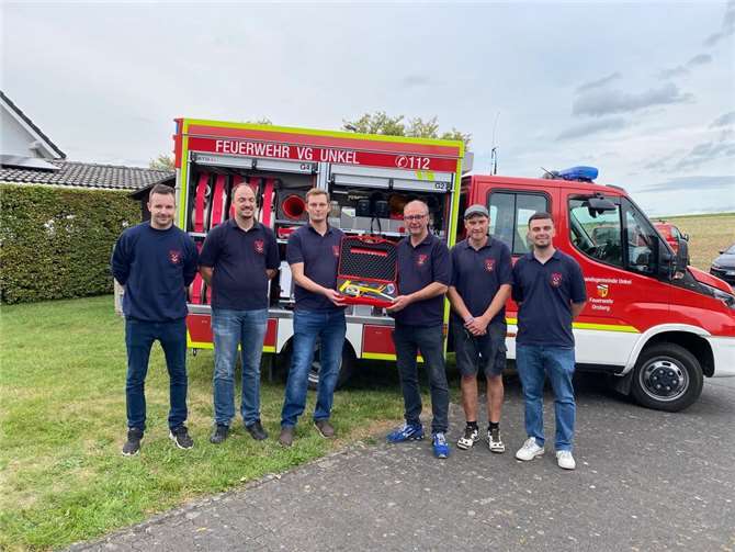 Am Donnerstag, 4. September 2025 übergab der 1. Vorsitzende des „Förderverein Freiwillige Feuerwehr Orsberg e.V.“, Max Marche, Wehrführer Reinhard Schmitz für die FF Orsberg ein Glasmanagement Set. Foto: WL a.D. H.-J. Fröhlich