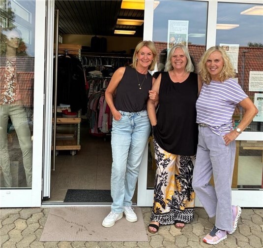 Am Donnerstag, wenn der Kleiderpavillon um 15:00 Uhr öffnet, stehen die Kundinnen und Kunden schon ungeduldig vor der Tür. Gabriele B., Claudia S. und Elke F. begrüßen Groß und Klein freundlich, beraten bei der Anprobe, erkundigen sich nach den Familien oder hören einfach nur zu. Fotos: privat