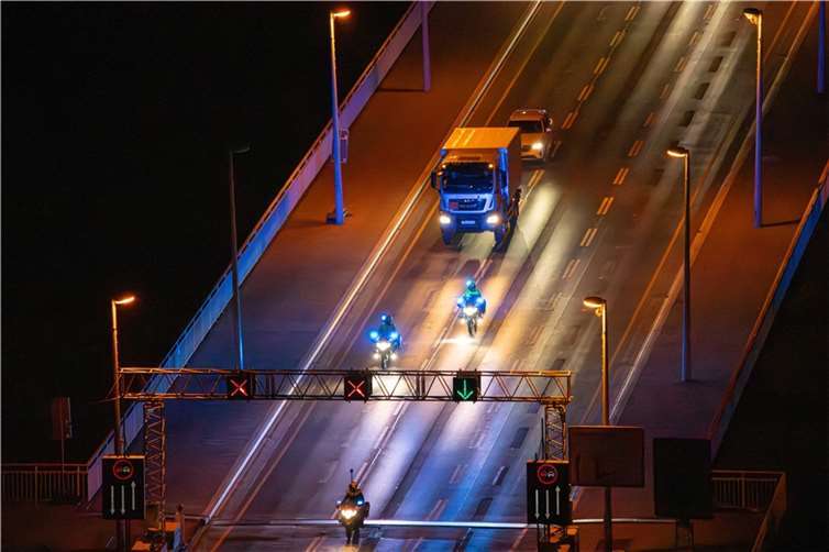 Am Donnerstagabend wurde die bei Bauarbeiten an der Pfaffendorfer Brücke gefundene Weltkriegsbombe mit einem Polizeikonvoi auf die Schmidtenhöhe in Koblenz transportiert, wo sie am Freitag gesprengt werden soll.  Fotos: Stadt Koblenz/Andreas Egenolf