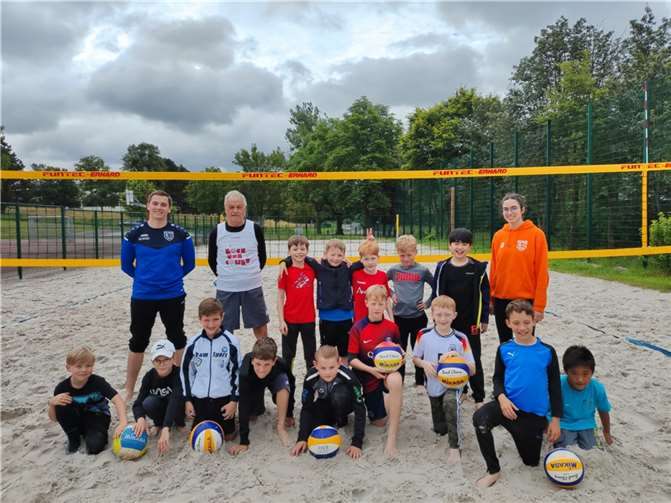 Am Donnerstagvormittag, 4. Juli 2024, bekamen die Volleyballer des TV Vallendar regen Besuch von der Grundschule Vallendar.