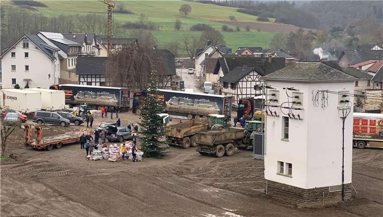Weihnachtsengel brachten Geschenke für die Bürger von Schuld Am Dorf-Weihnachtsbaum fand die vorgezogene Bescherung mit den Weihnachtsgeschenken statt.