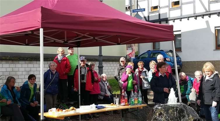 Am Dorfplatz in Franken wurden die Wanderer mit salzigen und süßen Köstlichkeiten aus dem Backofen verwöhnt. Fotos: privat