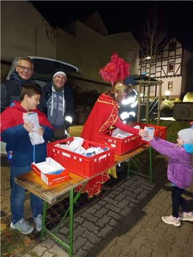 Am Dorfplatz verteilte St. Martin schließlich noch Wecken und Schokolade an alle Kinder.