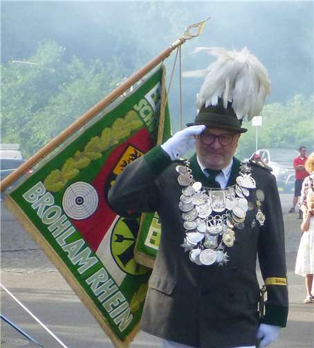Am Dreifaltigkeitssonntag wurde letztmalig, nach dreijähriger Amtszeit, König Heinz Petri von den Schützen zuhause abgeholt. Foto: privat