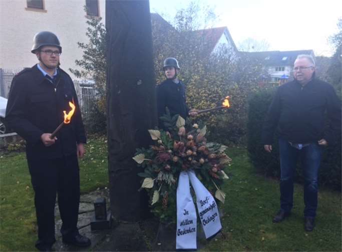 Am Ehrendenkmal wurde ein Blumenkranz niedergelegt.