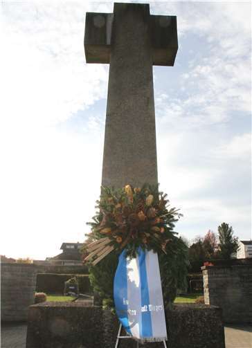 Am Ehrenmal auf dem Friedhof wurde der Kranz niedergelegt.