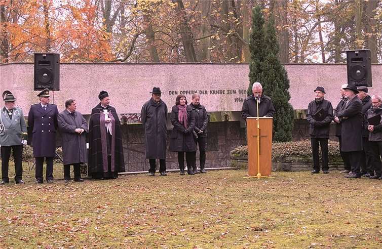 Am Ehrenmal begrüßte Bürgermeister Stefan Raetz die zahlreichen Teilnehmer der Gedenkveranstaltung.  WM