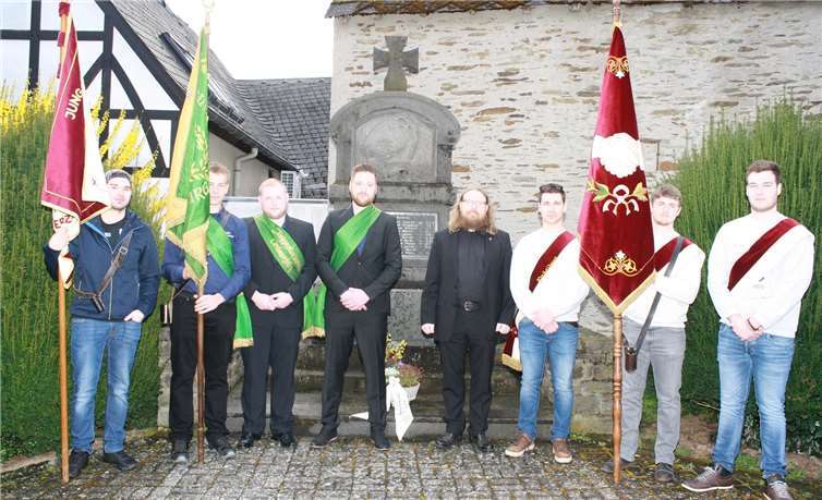 Am Ehrenmal der Gefallenen aus den beiden Weltkriegen legten Vorstandsmitglieder des JGV zu deren Gedenken ein Blumengebinde nieder.TE
