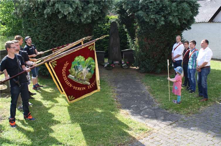 Am Ehrenmal der Gefallenen legten die JGV-Offiziellen zu deren Gedenken zwei Blumengebinde nieder.