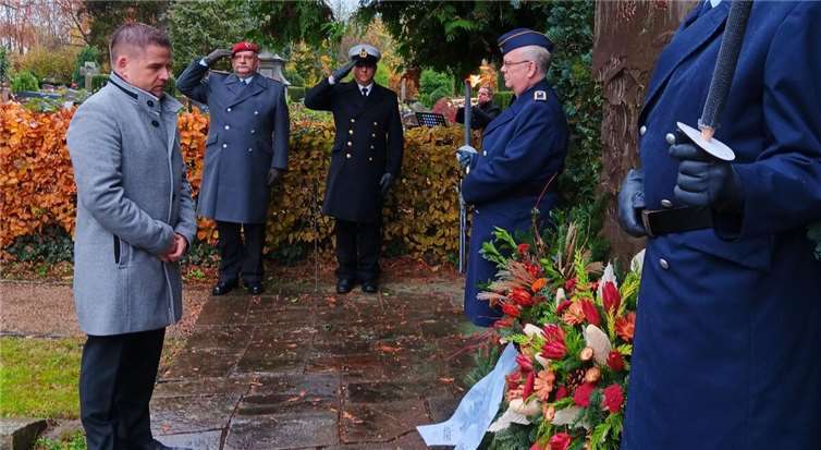 Am Ehrenmal der Kriegsgräberstätte gedenkt Bürgermeister Holger Jung der Opfer von Krieg und GewaltherrschaftFoto: Stadt Meckenheim.