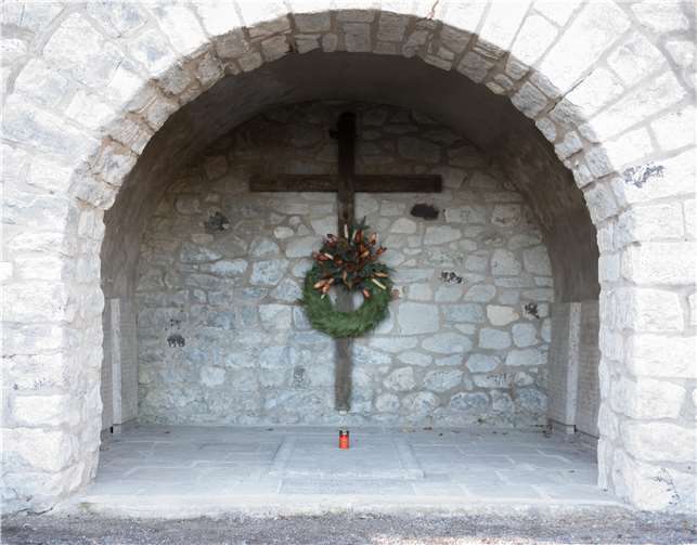 Am Ehrenmal erinnert ein Kranz an die Opfer von Gewaltherrschaft und Terror