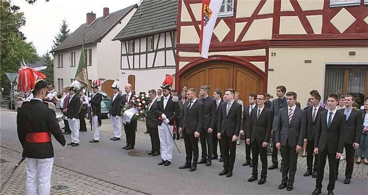 Am Ehrenmal gedachte man der toten Kameraden und legte einen Kranz nieder.