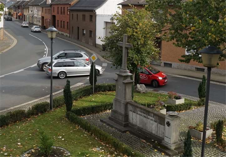 Am Ehrenmal in Miel wird die Verkehrssicherheit verbessert. privat