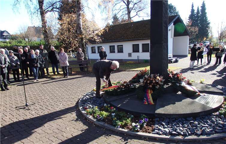 Am Ehrenmal in Oberhonnefeld wurde Kränze zum Gedenken niedergelegt. privat