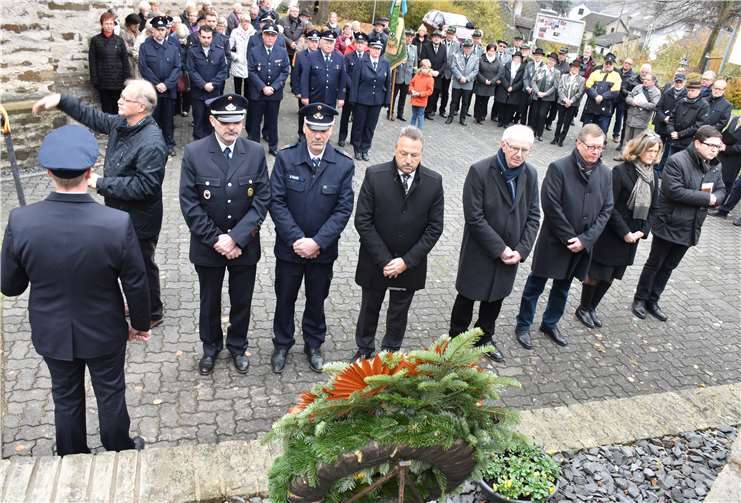 Am Ehrenmal legten Bürgermeister Breithausen (Mitte) und Ortsbürgermeister Lerbs (3. von rechts Kränze) nieder.
