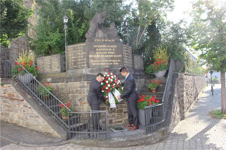 Am Ehrenmal legten die Junggesellen vor dem Kirmeshochamt einen Kranz nieder.