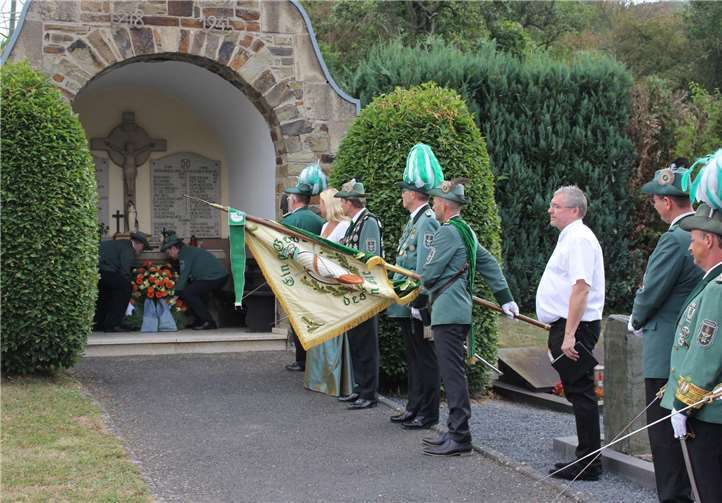 Am Ehrenmal legten die Schützen einen Kranz nieder.