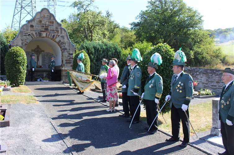Am Ehrenmal legten die Schützen einen Kranz nieder.