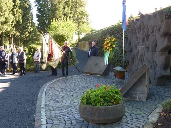 Am Ehrenmal wurde der Opfer von Krieg, Teror und Gewalt gedacht.