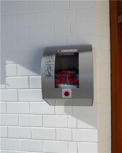 Am Eingang der Praxis von Zahnarzt Karl-Rudolf Birk hängt nun ein Defibrillator. privat