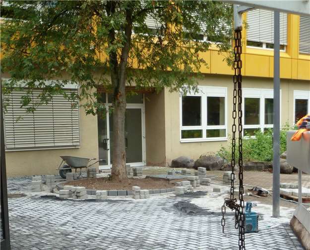 Am Eingang des Gymnasiums ist eine neue gepflasterte Fläche bereits fast fertiggestellt.Foto: privat