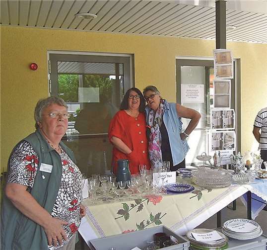 Am Eingang erwartete die Besucher des Tages der offenen Tür im Alten- und Pflegeheim Josef-Ecker-Stift ein kleiner Flohmarkt. privat