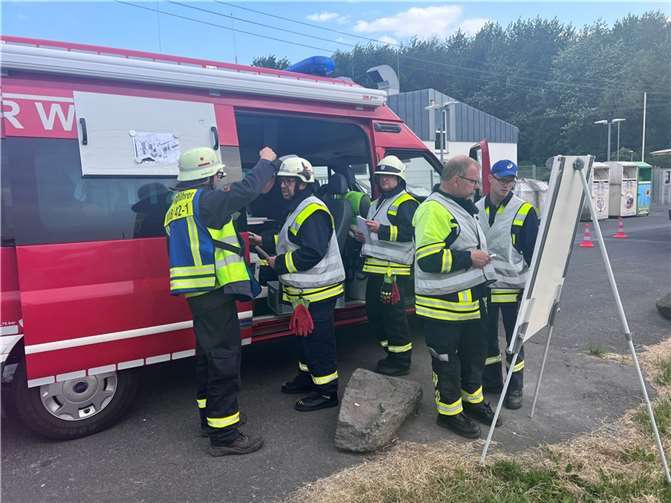 Am Einsatzleitwagen unterstützte die Führungsstaffel der Verbandsgemeinde die Einsatzführung.