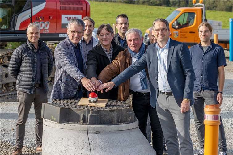 Am Einschaltknopf des Nahwärmenetzes v.re. Verbandsbürgermeister Oliver Götsch, Stadtbürgermeister Rolf Jung, Werkleiter Achim Linder und Landtagspräsident Hendrik Hering. Quelle: Stadt Selters