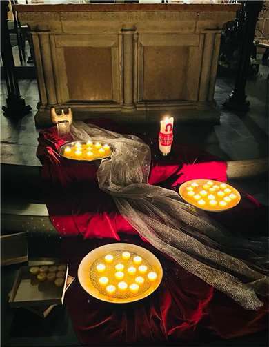 Am Ende der Eucharistiefeier entzündeten die einzelnen Gruppierungen Kerzen vor dem Altar mit dem Lied „You´ll never walk alone“.
