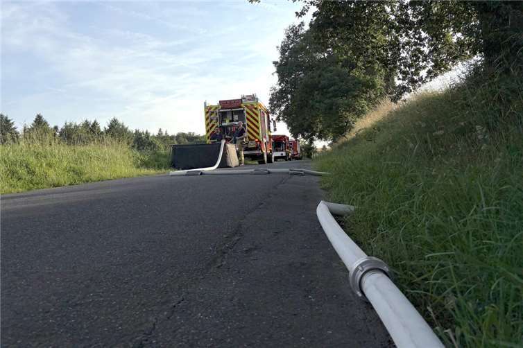 Waldbrandgefahr: Feuerwehr trainiert den Ernstfall Am Ende der Förderstrecke wurde ein Faltbehälter aufgebaut, aus dem das Löschwasser durch die Einheit Windhagen entnommen wurde.