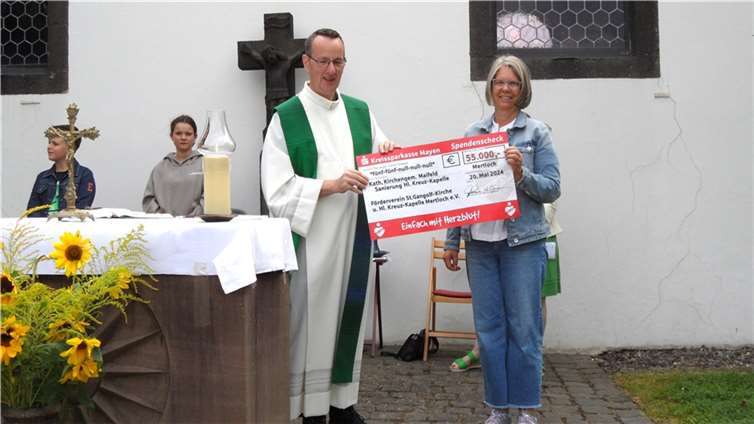 Am Ende der Hl. Messe übergab die 2. Vorsitzende Christina Gärtner einen Scheck über vorerst 55.000 Euro an Herrn Pfarrer Andreas Kern.